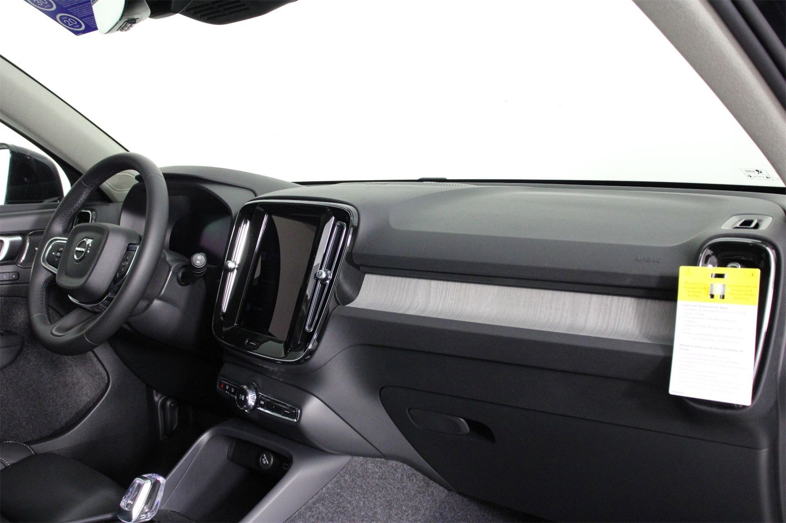 2025 Volvo XC40 photo 8