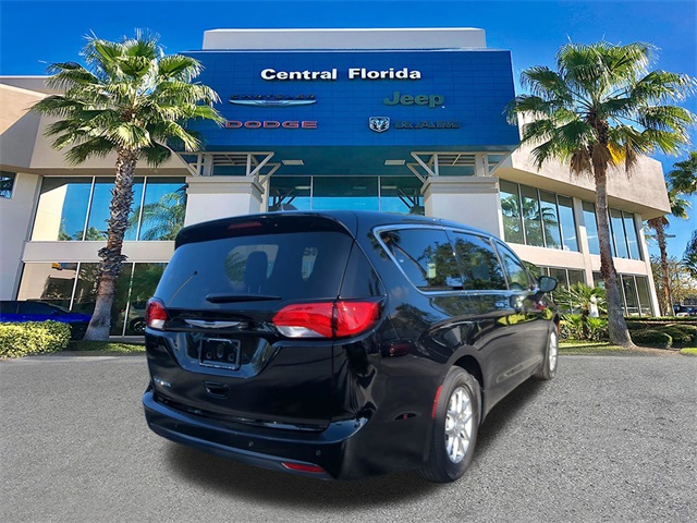 2026 Chrysler Voyager LX photo 4