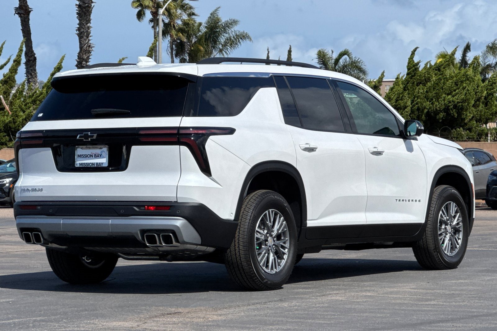 2025 Chevrolet Traverse photo 2