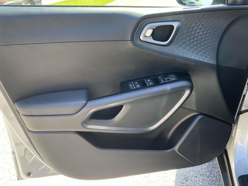2021 Kia Soul S photo 17