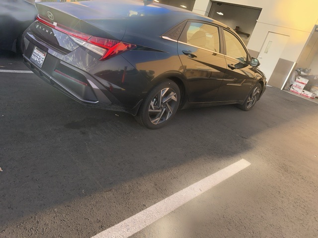 2024 Hyundai Elantra SEL photo 3