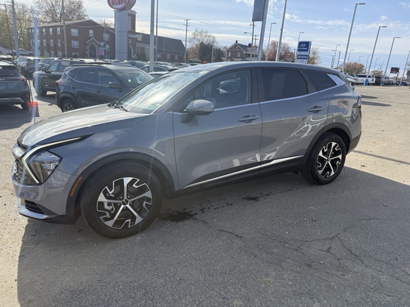 2023 Kia Sportage EX photo 2