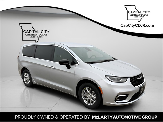 2026 Chrysler Pacifica Select's photo