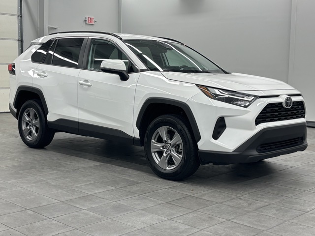 2024 Toyota RAV4 XLE's photo