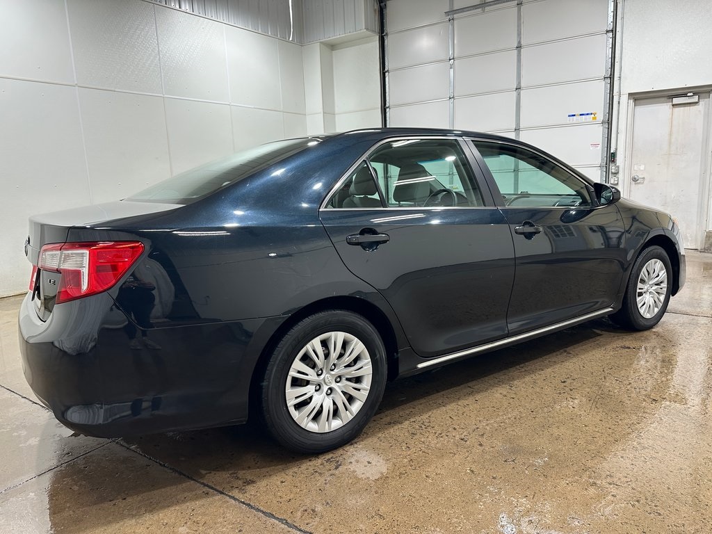 2012 Toyota Camry SE photo 3