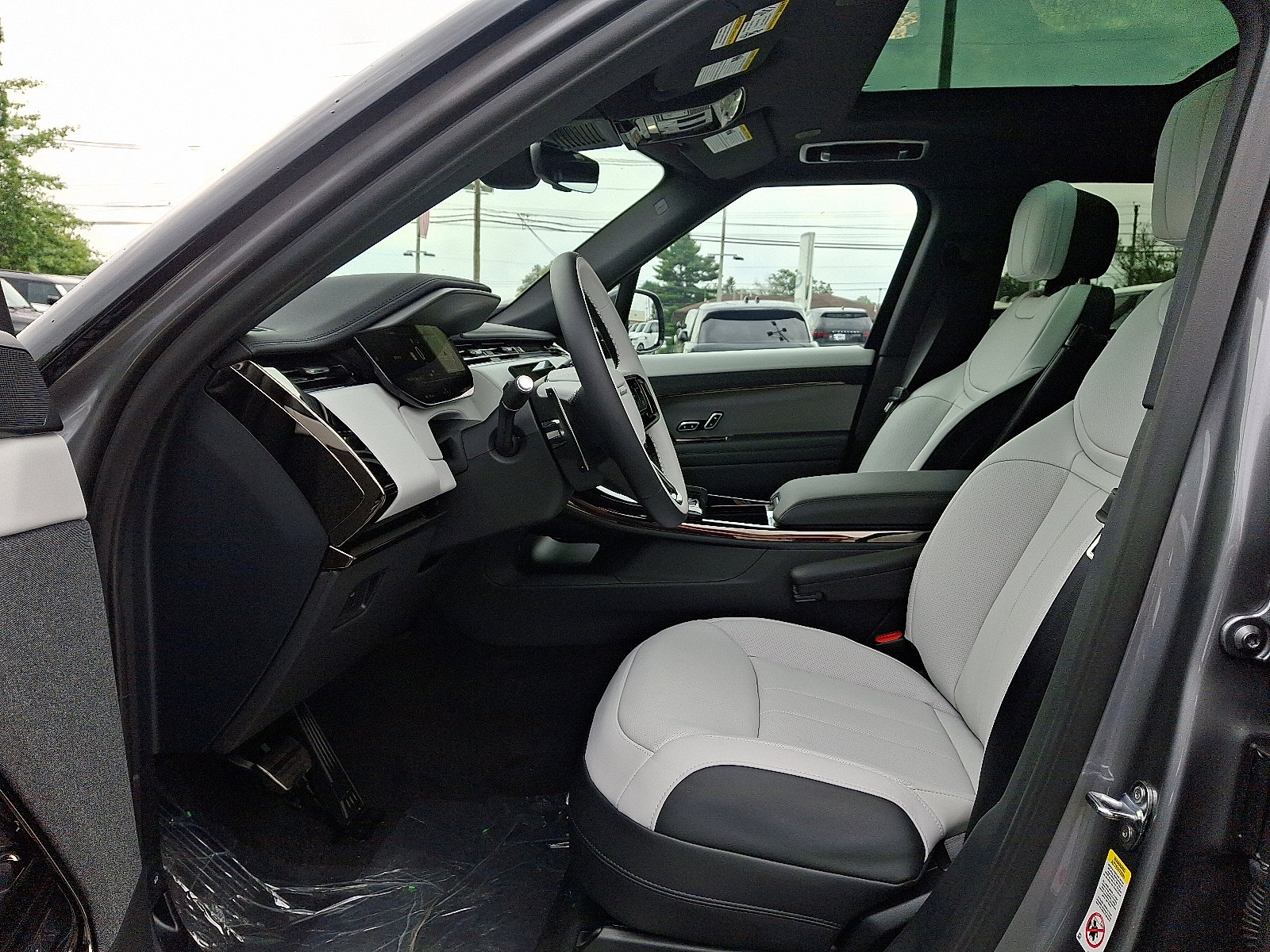2025 Land Rover Range Rover Sport SE photo 13