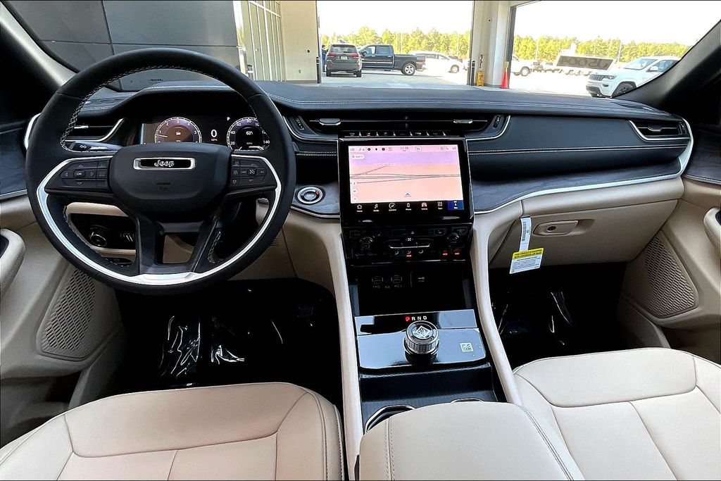 2025 Jeep Grand Cherokee Limited photo 7
