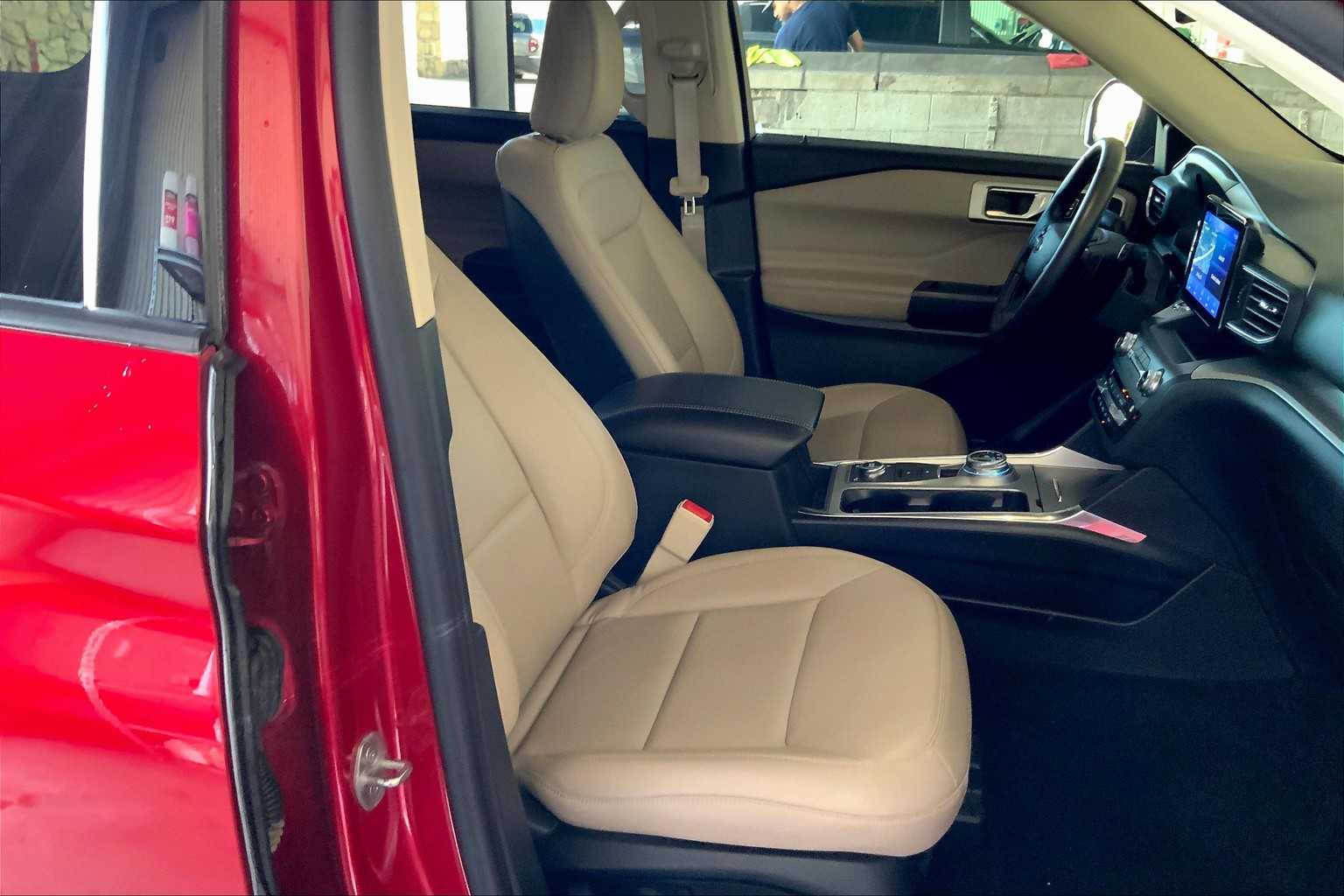 2020 Ford Explorer XLT photo 4