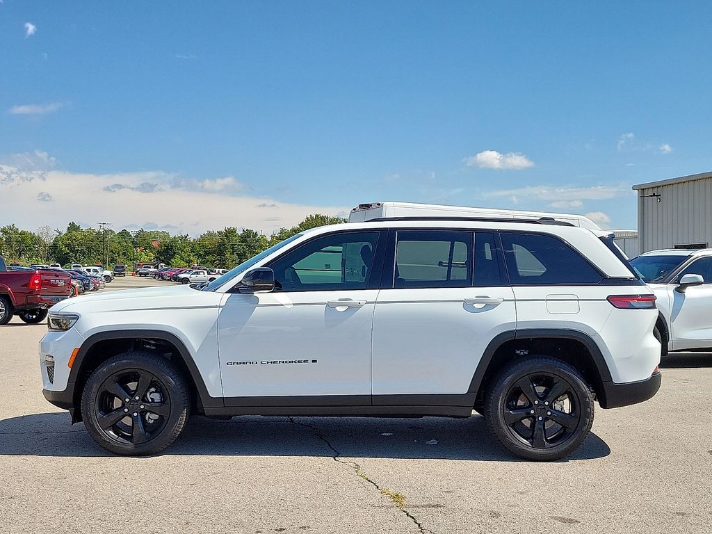 2025 Jeep Grand Cherokee Limited photo 3