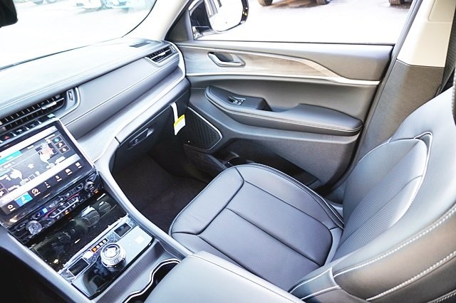 New 2023 Silver Zynith Exterior Paint Jeep Limited image 27