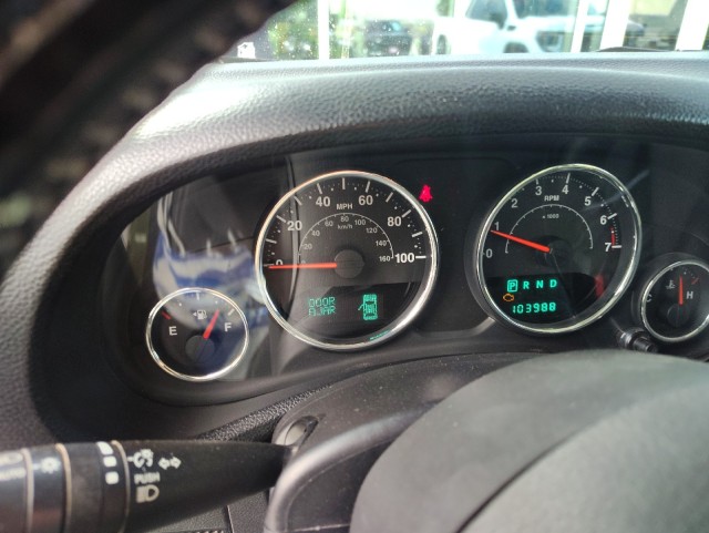 Used 2013 GREEN Jeep Sahara image 1