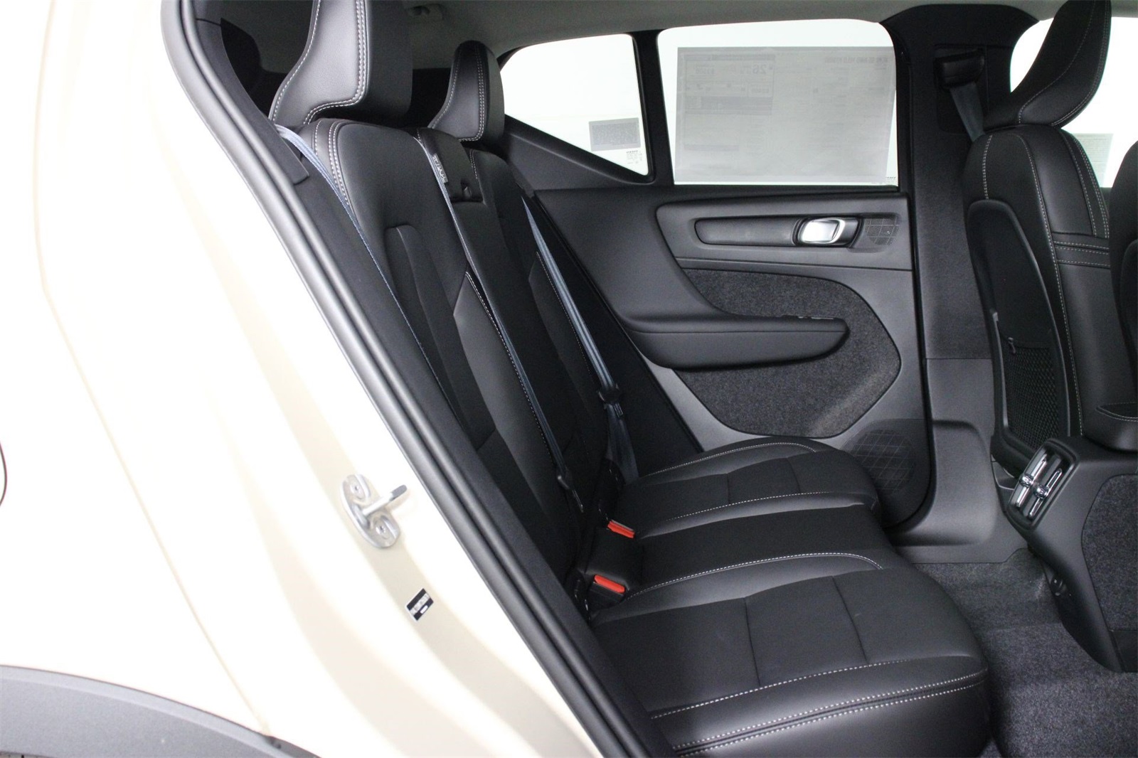 2026 Volvo XC40 photo 11