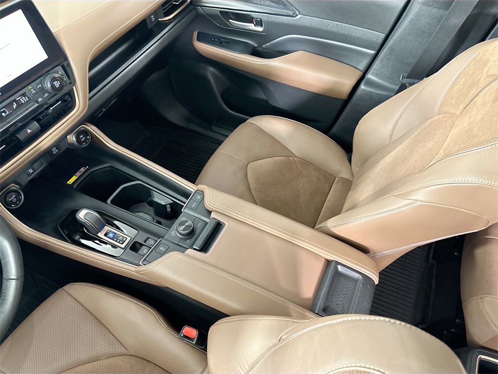 2024 Toyota Highlander Hybrid Platinum photo 26