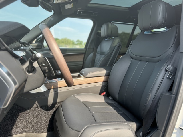 2024 Land Rover Range Rover SE photo 12