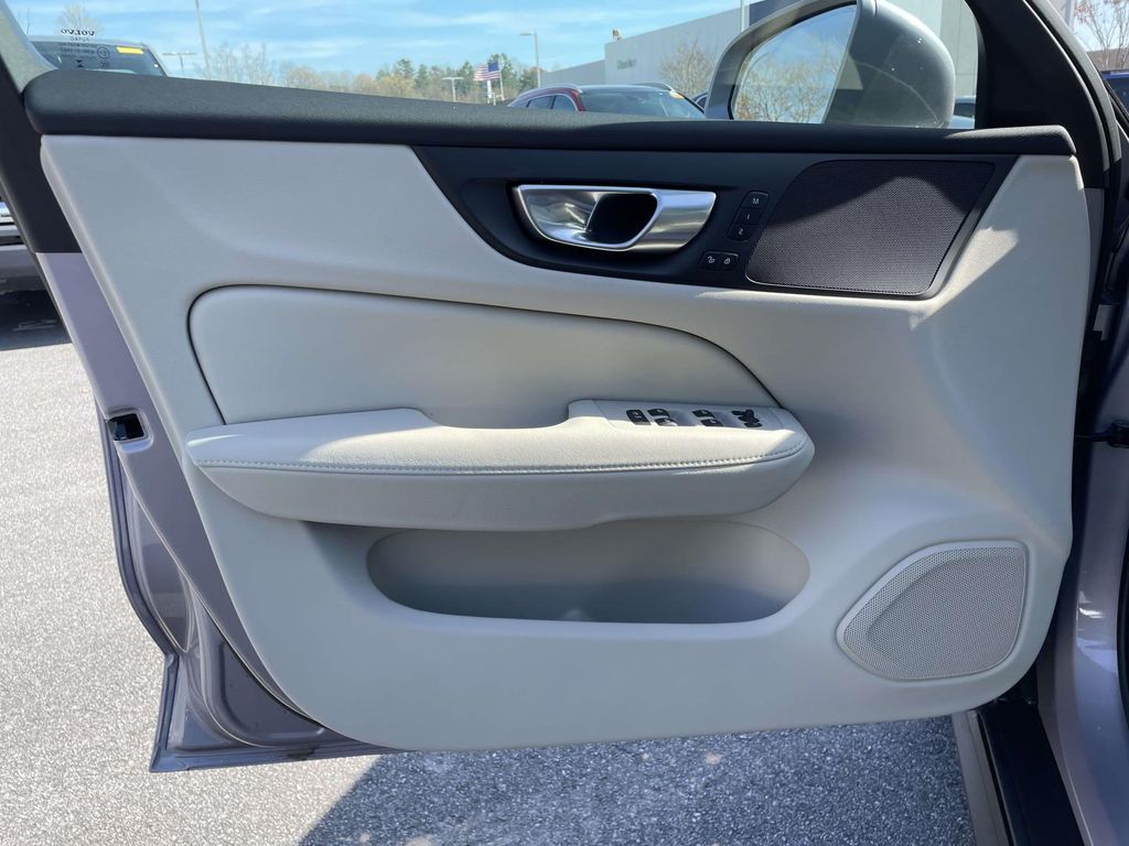 2026 Volvo V60 Cross Country B5 AWD Plus photo 4