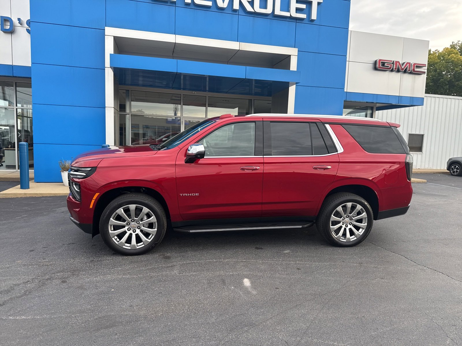 2025 Chevrolet Tahoe Premier photo 2