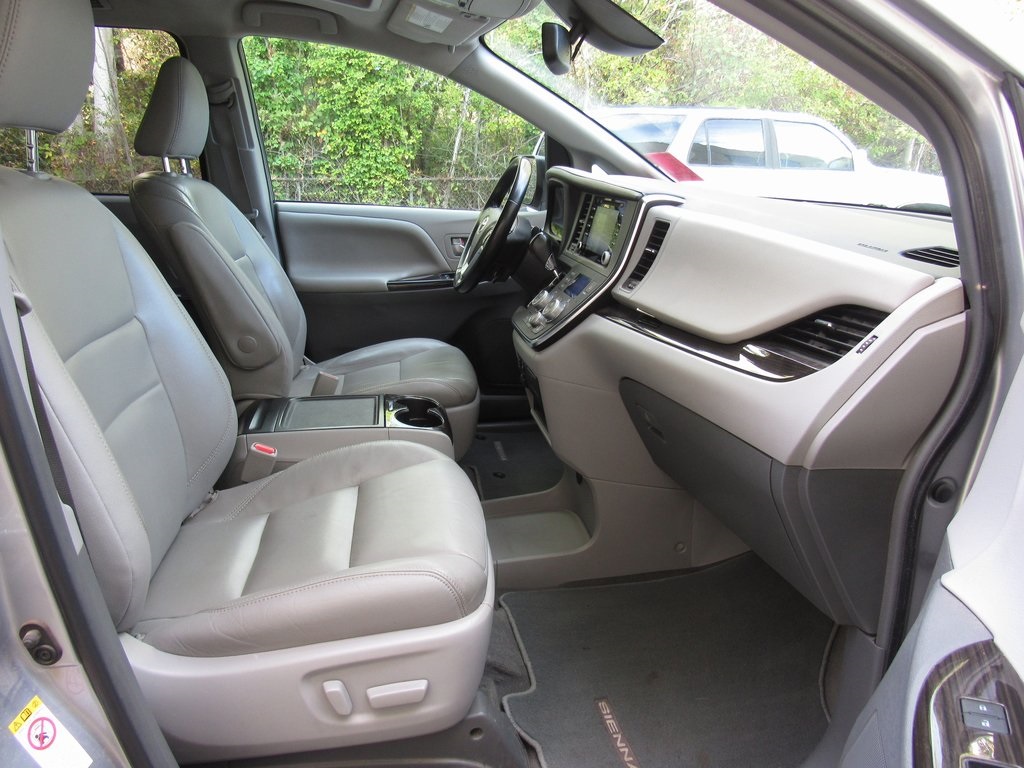 2018 Toyota Sienna XLE photo 18