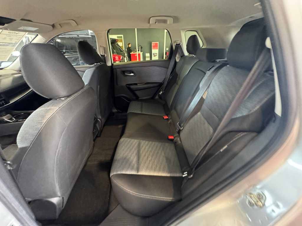 2023 Nissan Rogue SV photo 18