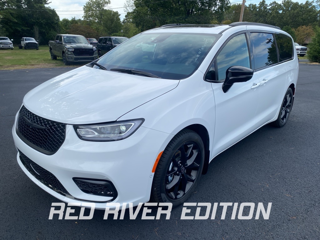 2026 Chrysler Pacifica Limited's photo