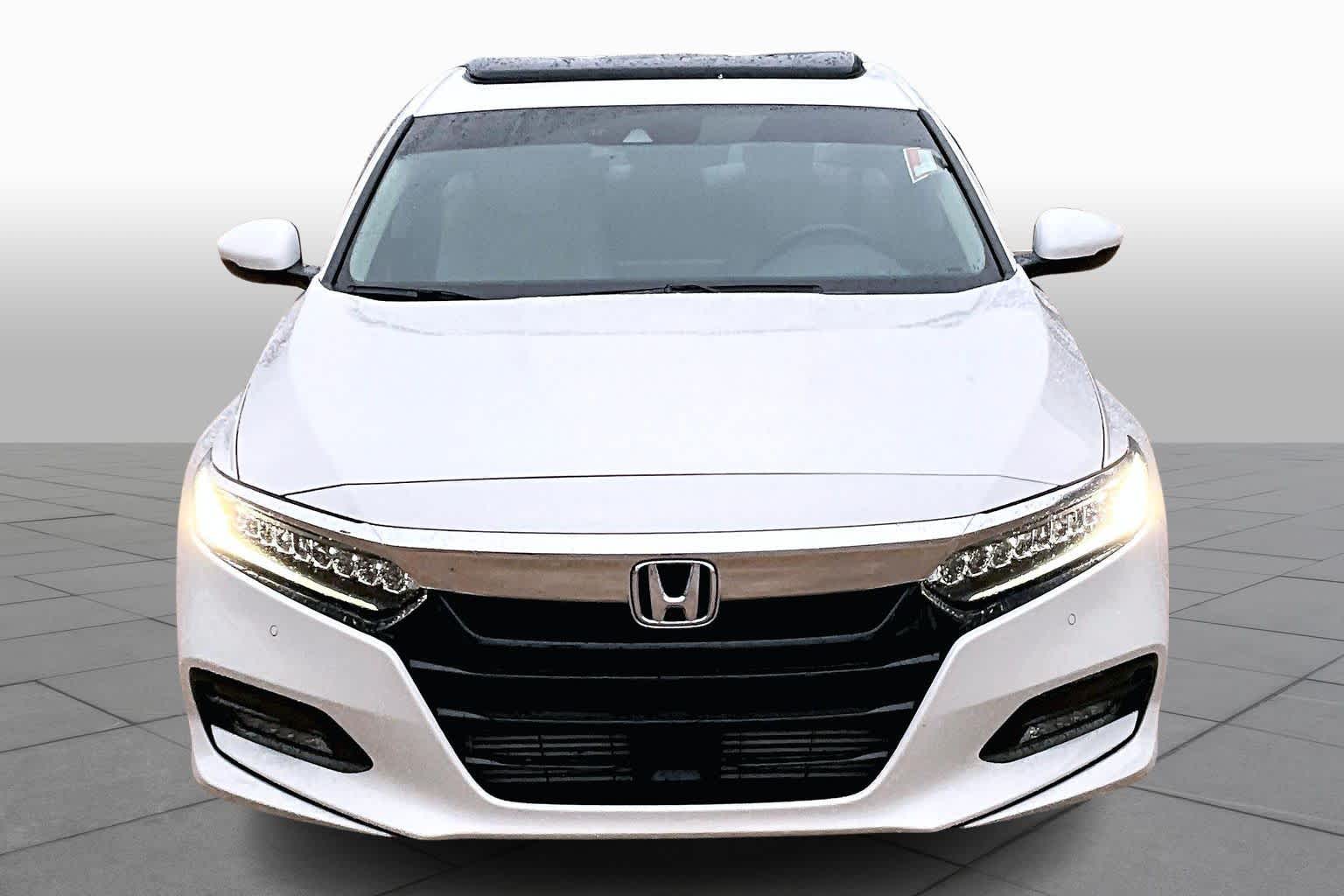 2018 Honda Accord Touring 2.0T photo 3