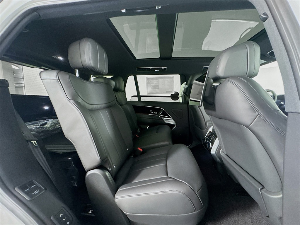 2025 Land Rover Range Rover SE photo 25
