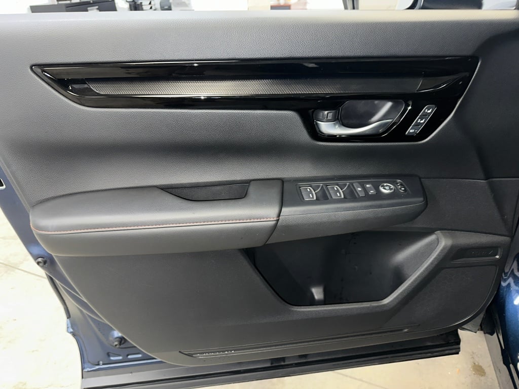 2025 Honda CR-V Hybrid Sport Touring photo 3