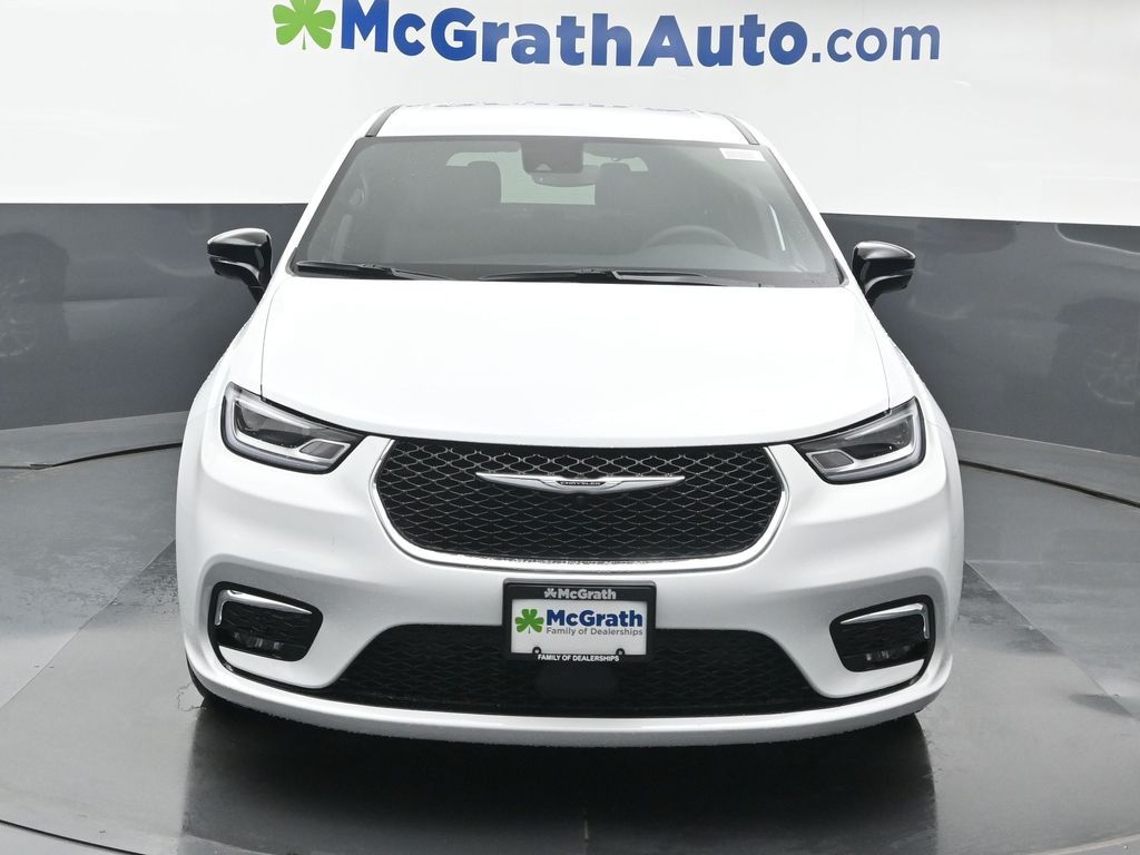 2026 Chrysler Pacifica photo 2