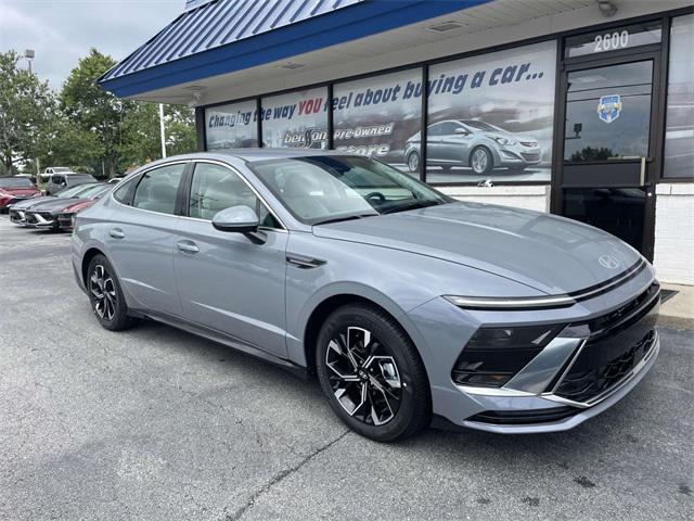 2025 Hyundai Sonata SEL photo 2
