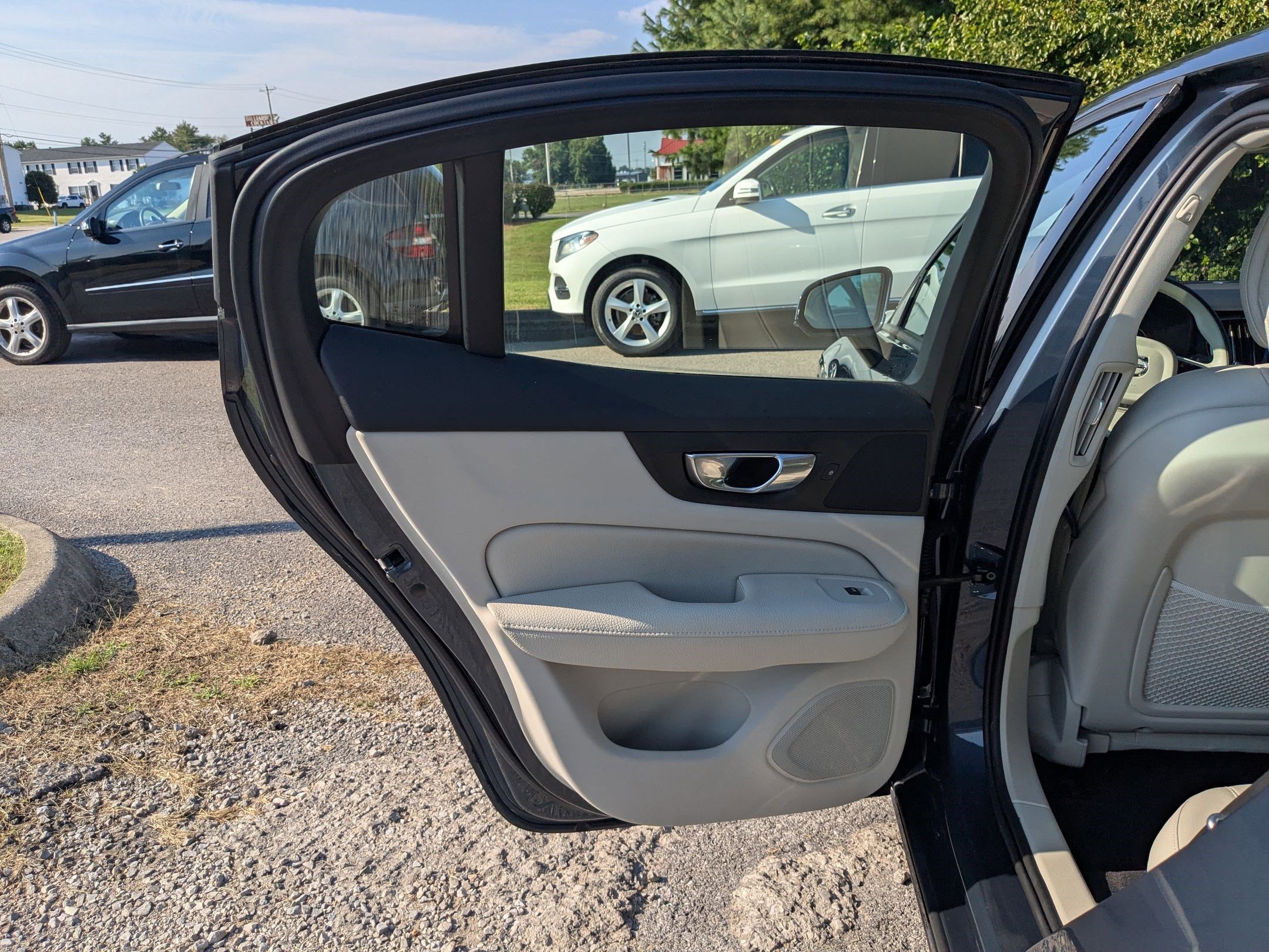 2021 Volvo S60 Momentum photo 23