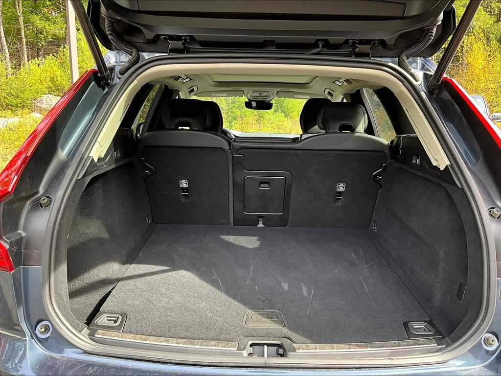 2025 Volvo XC60 B5 Plus photo 26