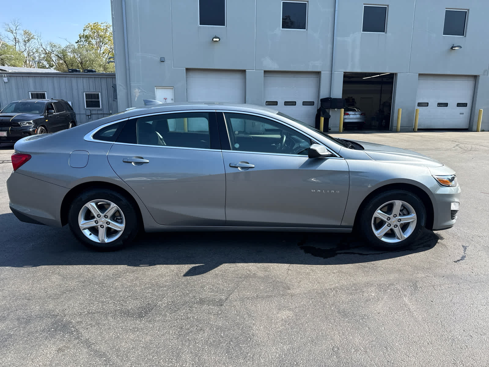 2024 Chevrolet Malibu 1LT photo 2