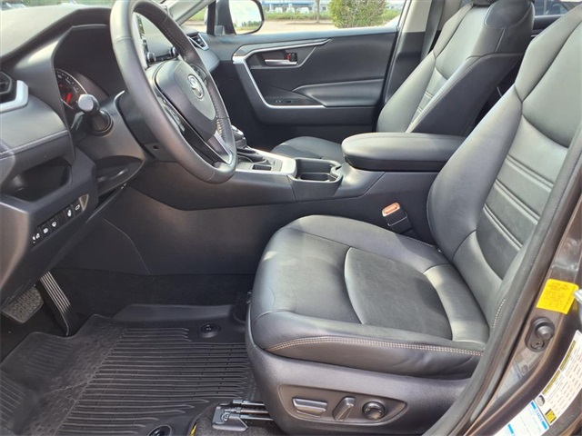 2021 Toyota RAV4 XLE Premium photo 3