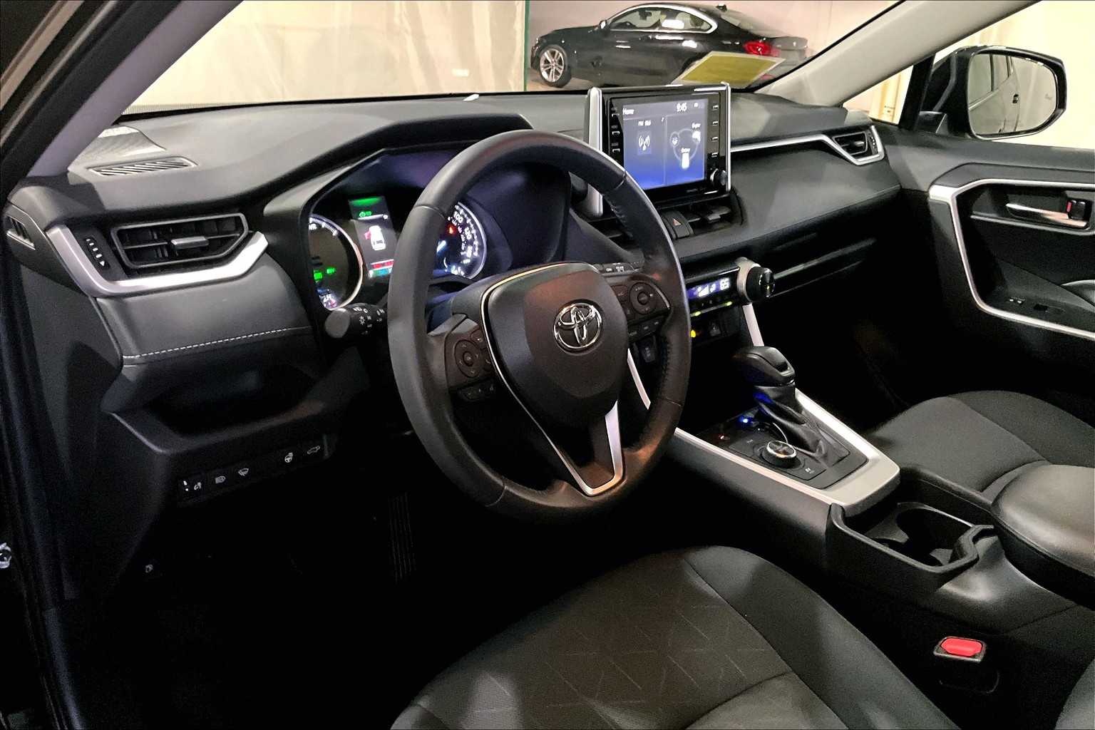 2019 Toyota RAV4 Hybrid XLE photo 16