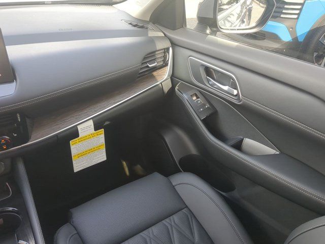 2025 Nissan Rogue Platinum photo 17