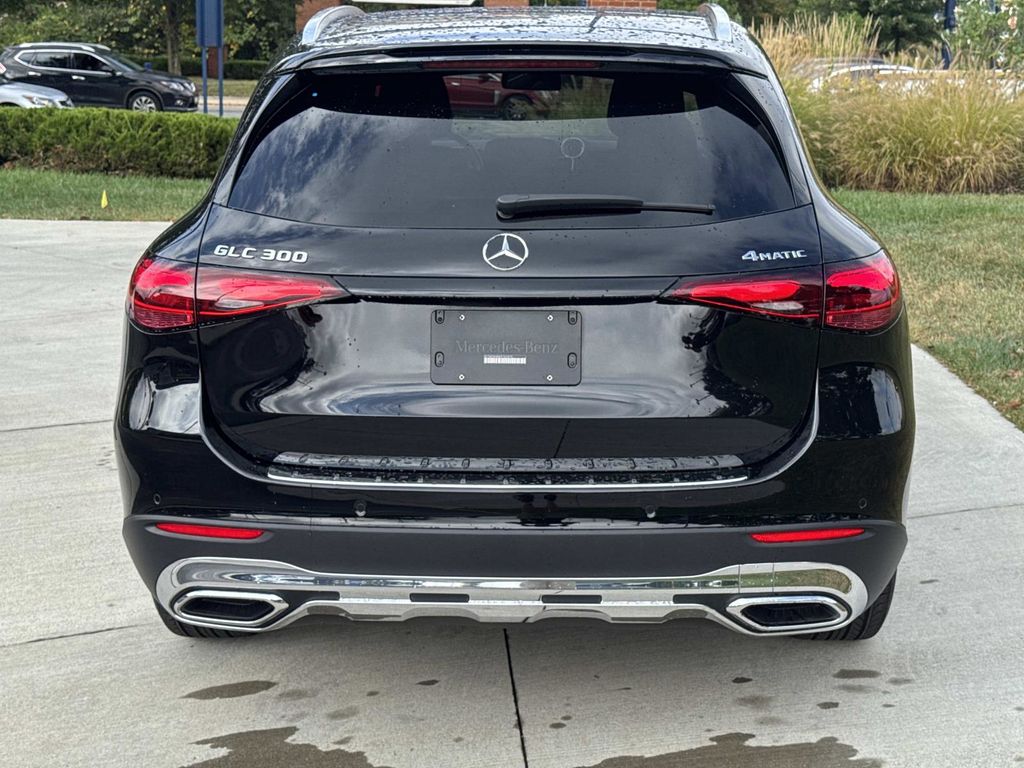 2025 Mercedes Benz GLC 300 4MATIC photo 3