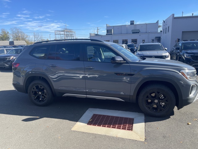 2026 Volkswagen Atlas Peak Edition SE photo 2