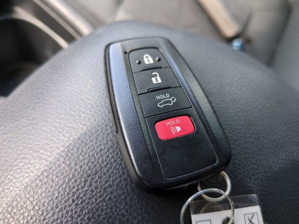 2021 Toyota RAV4 Hybrid XLE photo 35