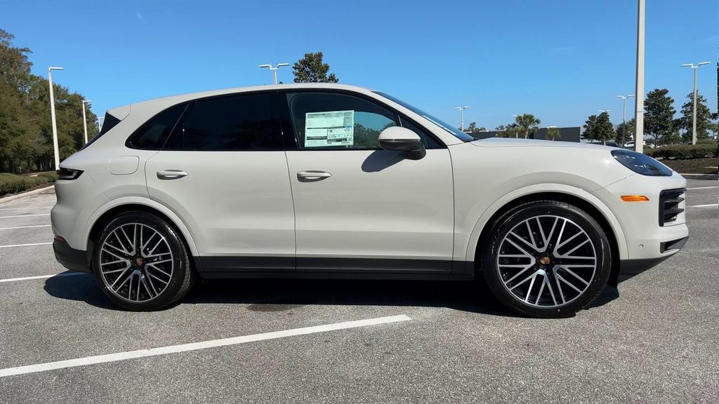 2025 Porsche Cayenne Base photo 9