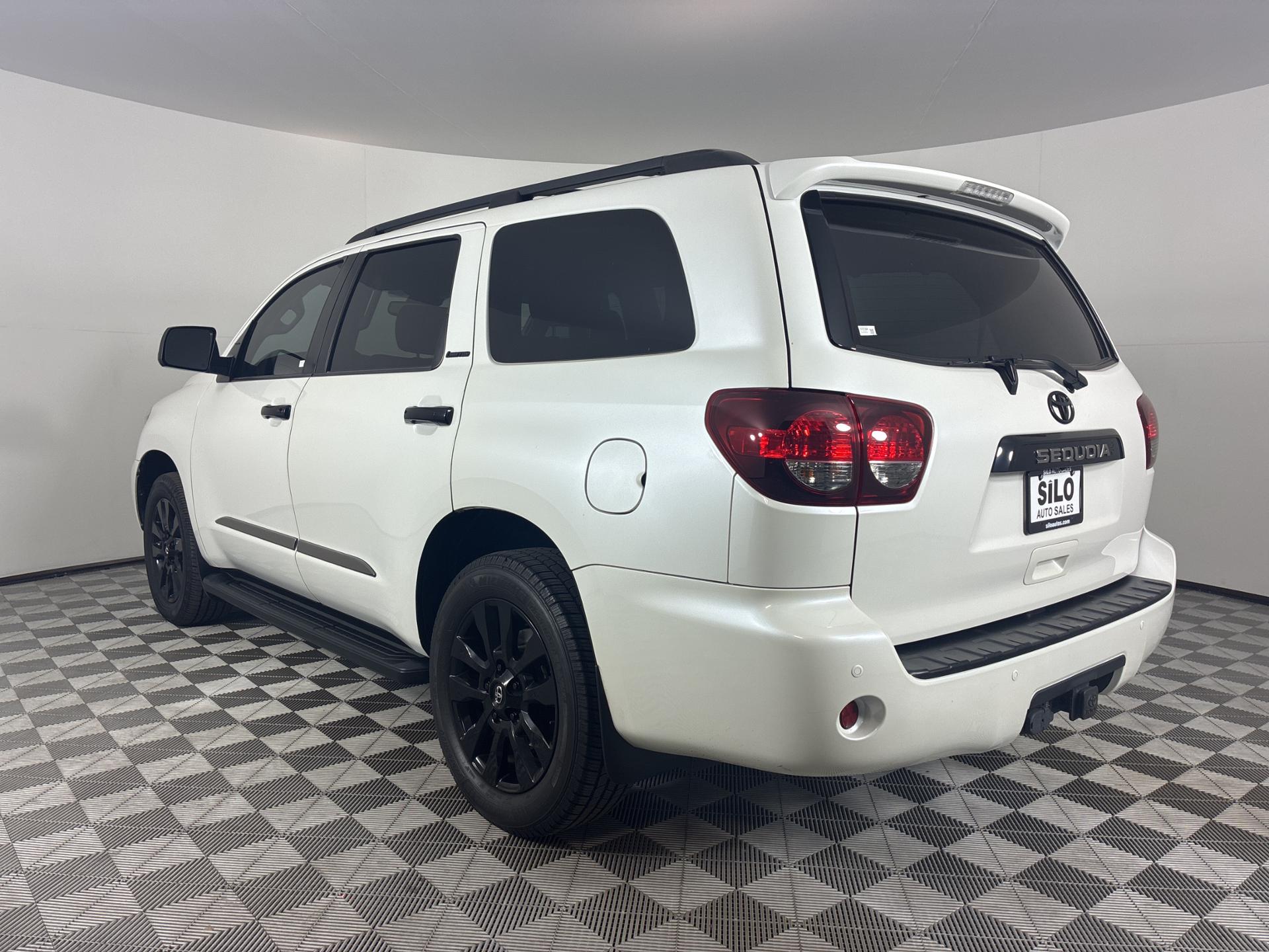 2021 Toyota Sequoia photo 3