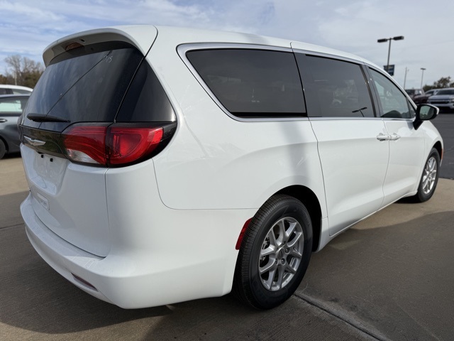 2023 Chrysler Voyager LX photo 4