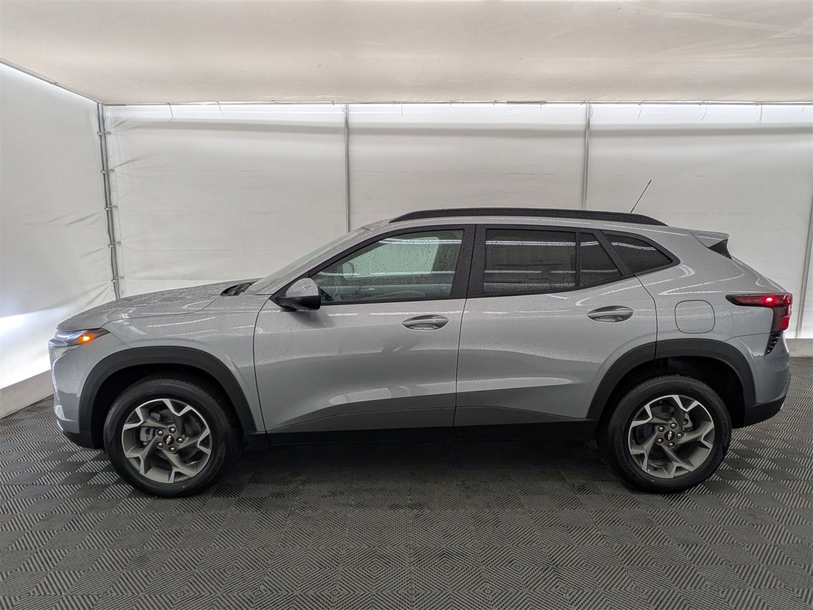 2025 Chevrolet Trax LT photo 2