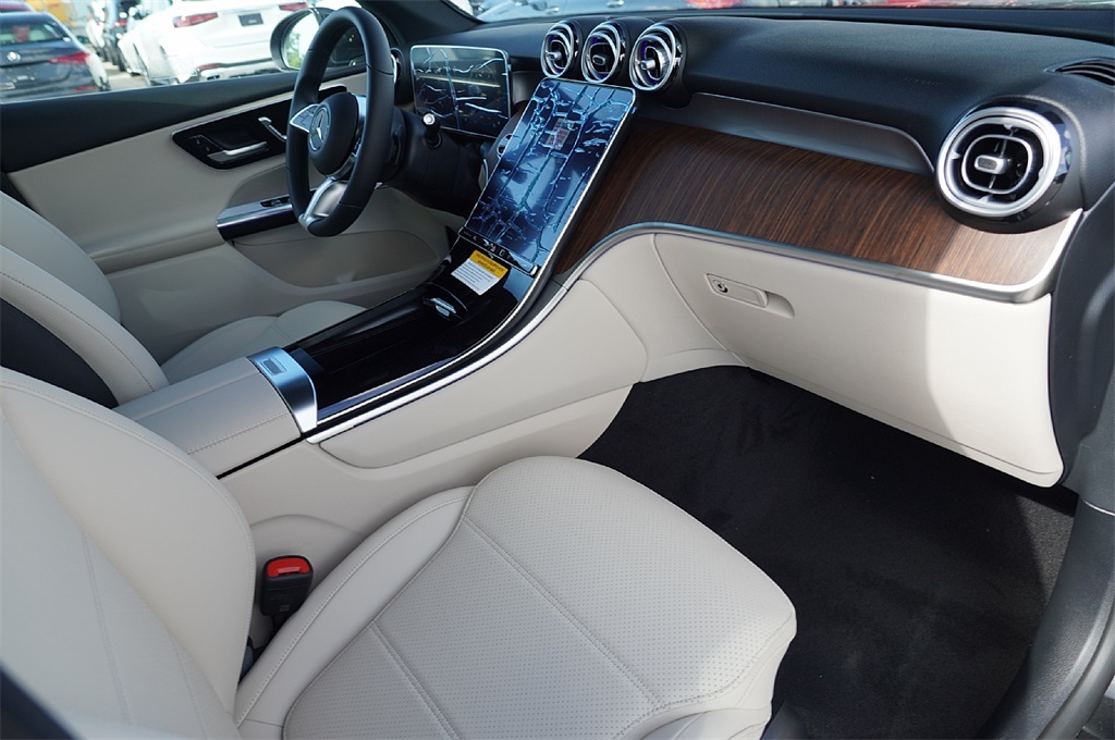 2025 Mercedes Benz GLC 300 photo 11