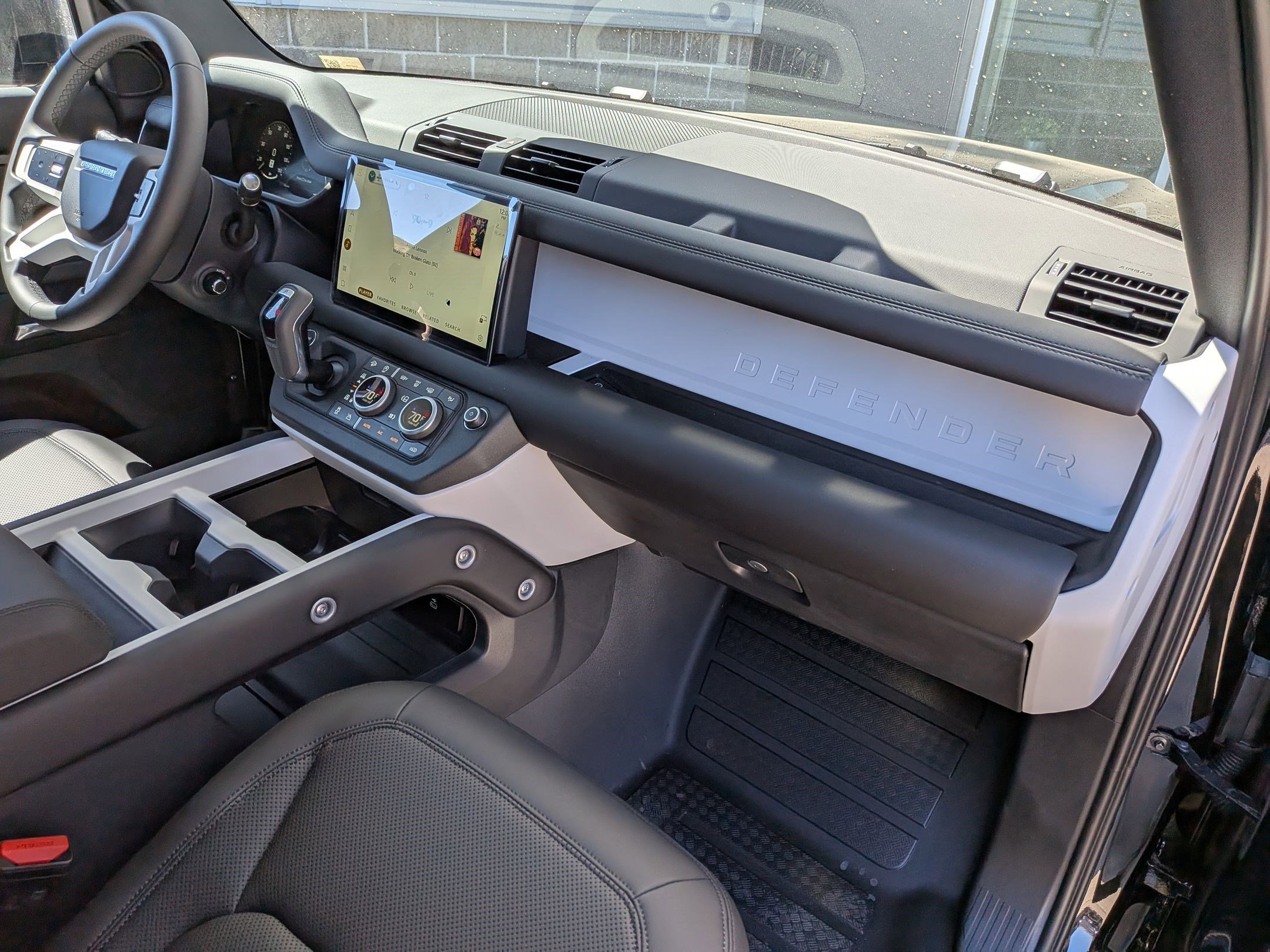 2025 Land Rover Defender 110 S photo 29