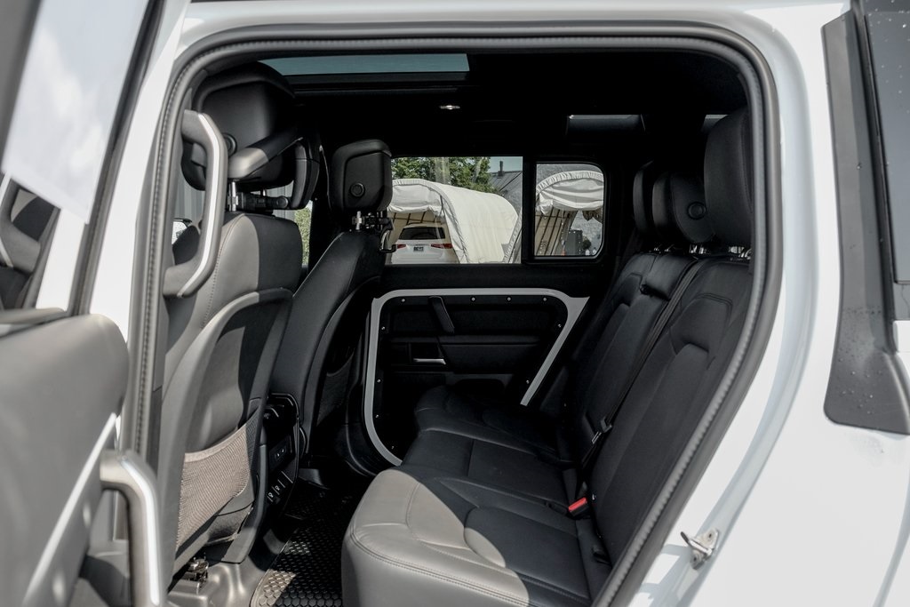 2025 Land Rover Defender 110 X-Dynamic SE photo 16