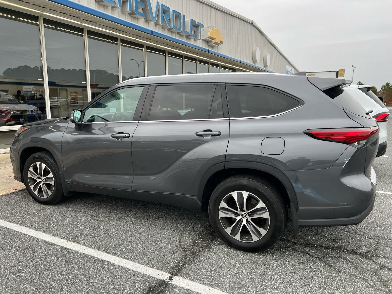 2021 Toyota Highlander XLE photo 3