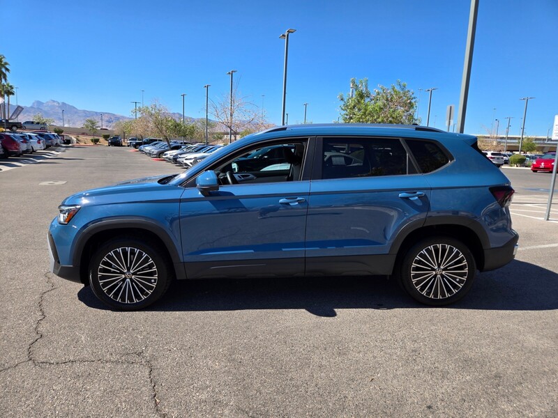 2025 Volkswagen Taos SE photo 3