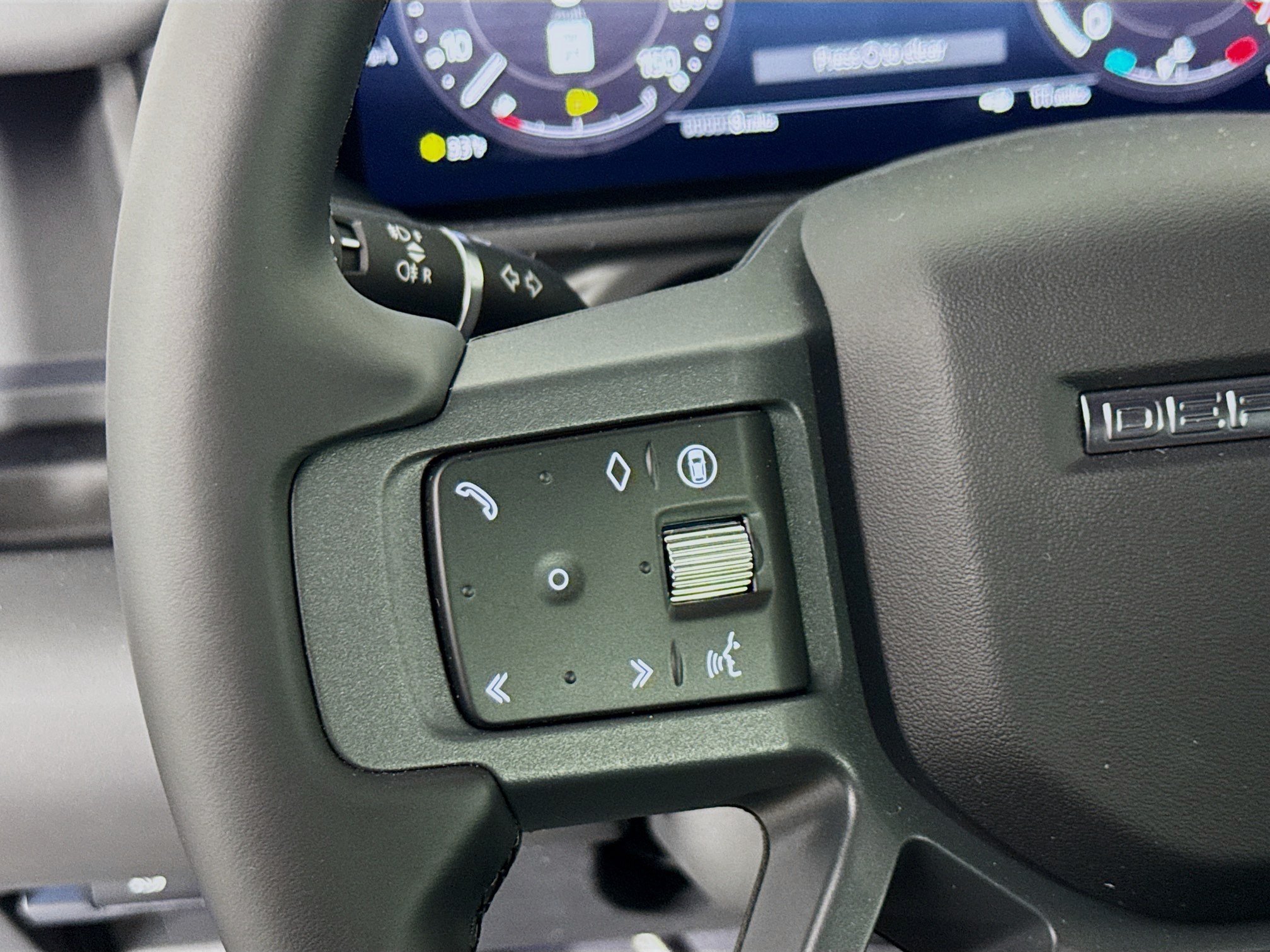 2025 Land Rover Defender 110 X-Dynamic SE photo 3