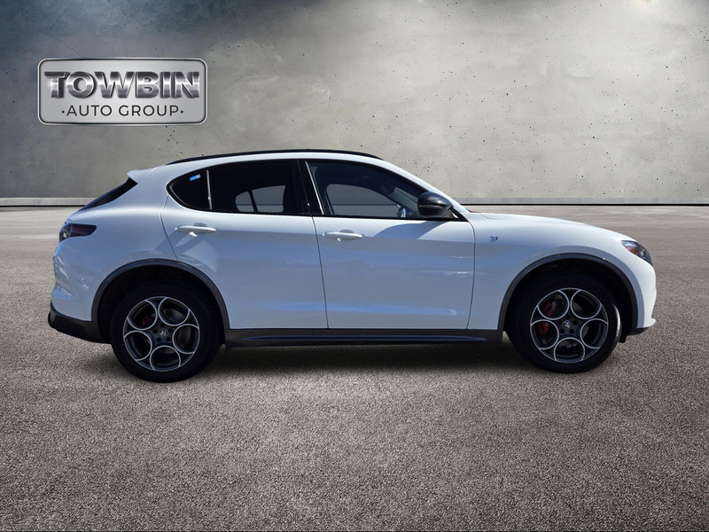 2024 Alfa Romeo Stelvio Ti photo 3