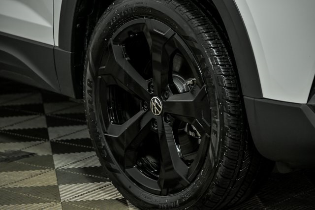 2025 Volkswagen Taos SE photo 3