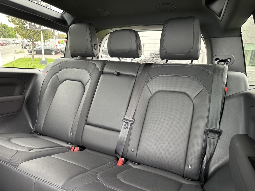 Used 2023 White Land Rover X-Dynamic SE image 13